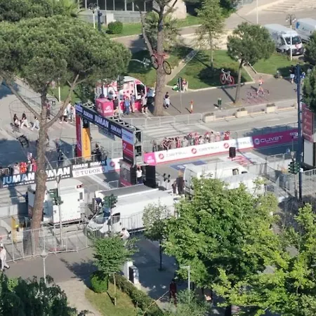 アパート Grand Boulevard Apartmnt ティラナ