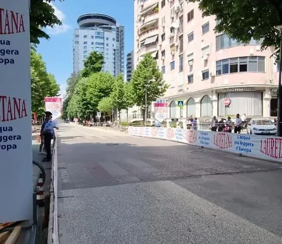 アパート Grand Boulevard Apartmnt ティラナ