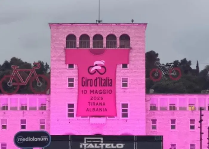 アパート Grand Boulevard Apartmnt ティラナ